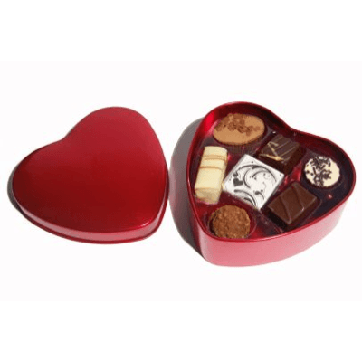 Chokoladehjerte med lækre chokolader fra Aarstidens Blomster