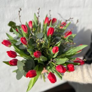 Roede-tulipaner-med-foraarsgrene-www.aarstidens-blomster.dk-send-blomster.jpg