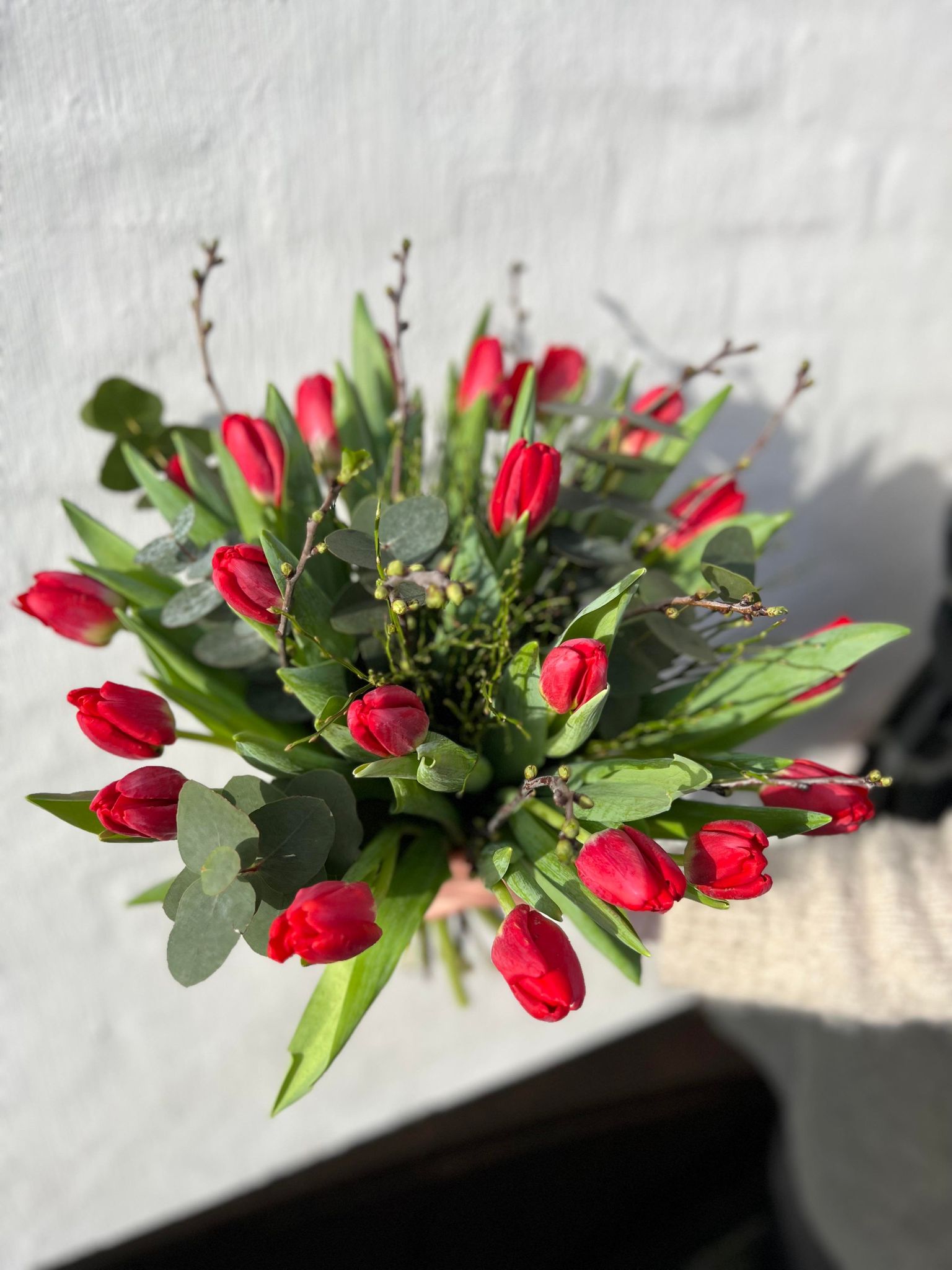 Roede-tulipaner-med-foraarsgrene-www.aarstidens-blomster.dk-send-blomster.jpg