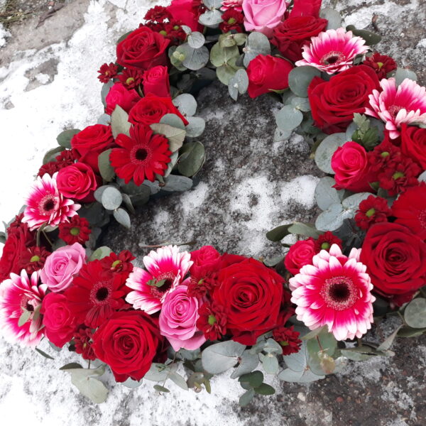 Kærlighed blomster til bisættelsen. Send blomster Aarstidens Blomster