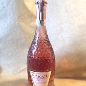 Bosio Moscato Vino Spumante Aromatico-Dolce Rosé. En dejlig musserende asti fra Italien. Sprudlende bobler som vil glæde ganen din.