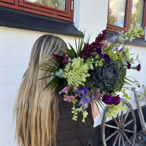 årstidens blomster rustik blomsterbuket stor buket blomster sæsonens blomster håndbundet buket naturlig blomsterbuket blomsterbuket online buket med store blomster fra www.aarstidens-blomster.dk