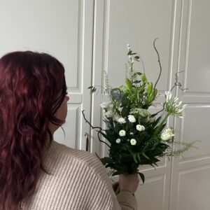Hvid variations efterårsbuket fra aarstidens blomster v/ blomstermette