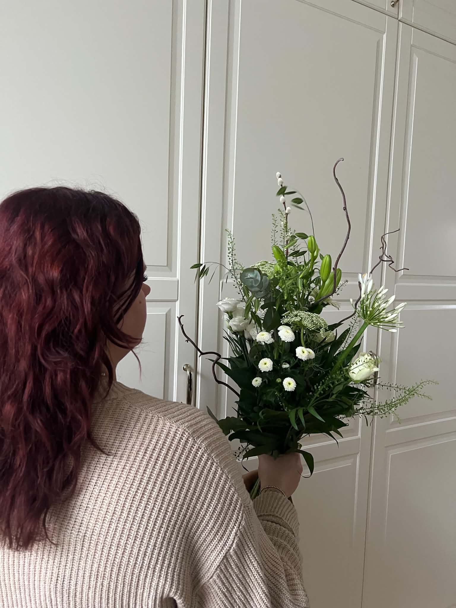 Hvid variations efterårsbuket fra aarstidens blomster v/ blomstermette