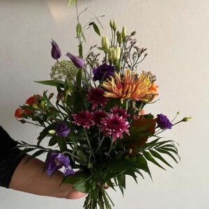 🍂🧡💙 Orange, blå og efterår sammen kan symbolisere varme, ro, forandring og balance. Farverne passer smukt sammen, fordi de både rummer efterårets varme og himlens kølige ro. 🧡 Orange – glæde og livskraft - Varme, energi og optimisme. - Venskab, fællesskab og nærvær. - Mod til at forandre sig og begynde på noget nyt. 💙 Blå – ro og tryghed - Fred, stabilitet og tillid. - Eftertænksomhed og indre balance. - Følelsen af at være tryg, selv når tingene ændrer sig. 🍂 Efteråret – forandring og nye begyndelser - At give slip på det gamle. - At acceptere livets forskellige faser. - At finde skønhed i forandringer. - At høste frugterne af det, man har sået. 🧡💙🍂 Hvad betyder de sammen? Hvis man fortolker farverne symbolsk, kan kombinationen stå for: ✨ At finde varme midt i forandringer. 🍁 At give slip på det gamle og have tillid til det nye. 💙 At bevare roen, selv når livet skifter retning. 🧡 At holde fast i glæden, håbet og kærligheden. 🌅 At finde balancen mellem hjertet og fornuften. Der findes ikke én fast betydning, men farverne og årstiden kan tilsammen skabe et stærkt symbol på livets cyklus.