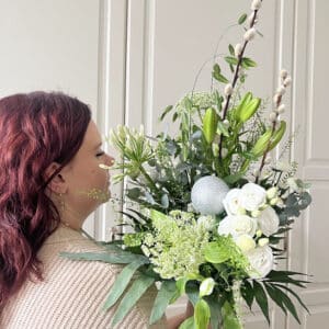 White Christmas fra Aarstidens Blomster. Rustik Julebuket med julekugle til at overraske med i julemåneden. Den perfekte julegave, en smuk hilsen fra Aarstidens Blomster - minimalistisk og lækker trendy julebuket