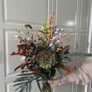 Lys lilla sart orange, lækkert efterårsbuket, lækker vinterbuket, årstidens blomster, rustik buket