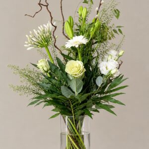 Den perfekte hvide buket til hende eller ham som elsker hvide blomster med et tvist af kreativitet og minimalisme